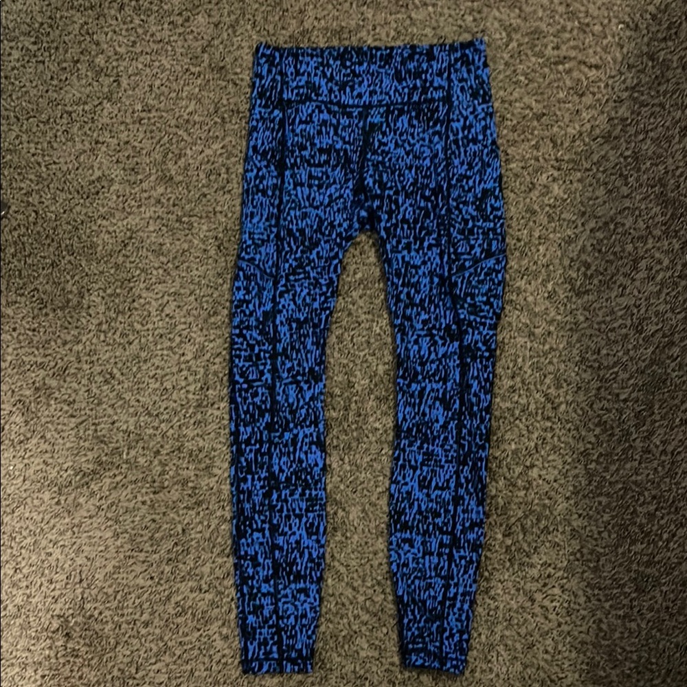 Lululemon women’s leggings with a zipper in the back and pockets